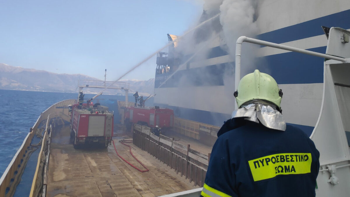 Πυροσβέστες από την Πυροσβεστική Υπηρεσία Κέρκυρας στην κατάσβεση της πυρκαγιάς στο Euroferry Olympia μέσα από «παντόφλα»