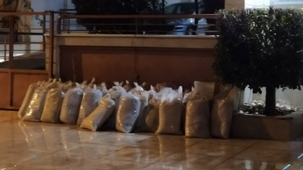 Σακιά με άμμο για να προστατευτούν από την πλημμύρα οι κάτοικοι στις Τζιτζιφιές, Καλλιθέα, Αττική 02/02/2022