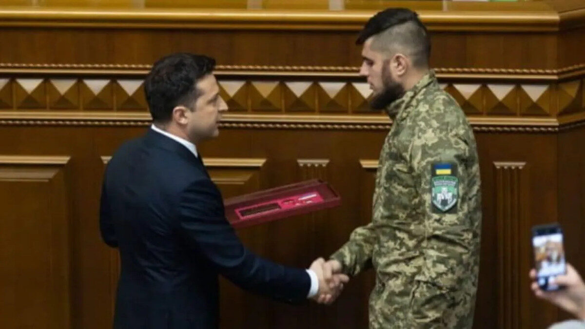 Ο Πρόεδρος της Ουκρανίας Β. Ζελένσκυ βραβεύει με τον τίτλο του «Ήρωα της Ουκρανίας» τον επικεφαλής του νεοναζιστικού «Τάγματος Αζοφ»