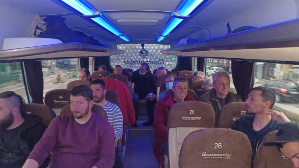 Αγρότες της Αγιάς Λάρισας σε λεωφορείο για το αγροτικό συλλαλητήριο στην Αθήνα - 18/03/2022