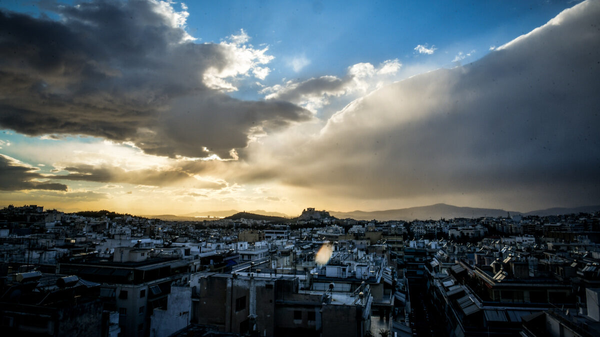 Καιρός - Σύννεφα - Εικόνα της Αθήνας από ψηλά την ώρα που δύει ο ήλιος