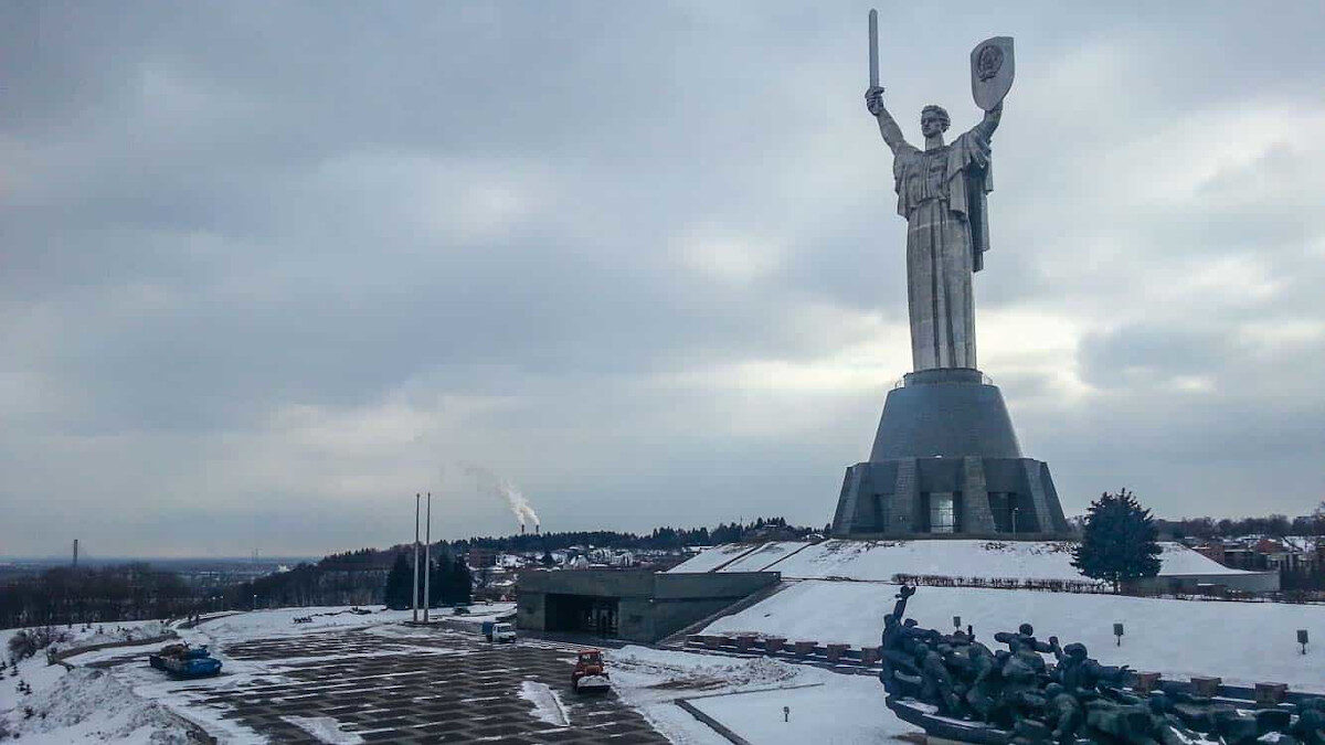 Το γιγάντιο μνημείο της «Μητέρας Πατρίδας» στο Κίεβο προς τιμήν της θυσίας των πολιτών της ΣΣΔ της Ουκρανίας στο Μεγάλο Πατριωτικό Πόλεμο εναντίον των ΝΑΖΙ και των συμμάχων τους