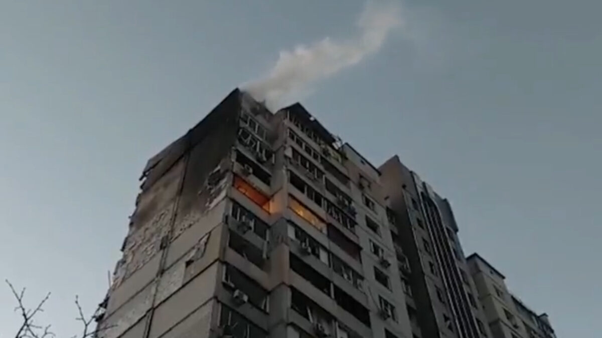 Διαμερίσματα πολυκατοικίας καίγονται από βομβαρδισμό στο Κίεβο