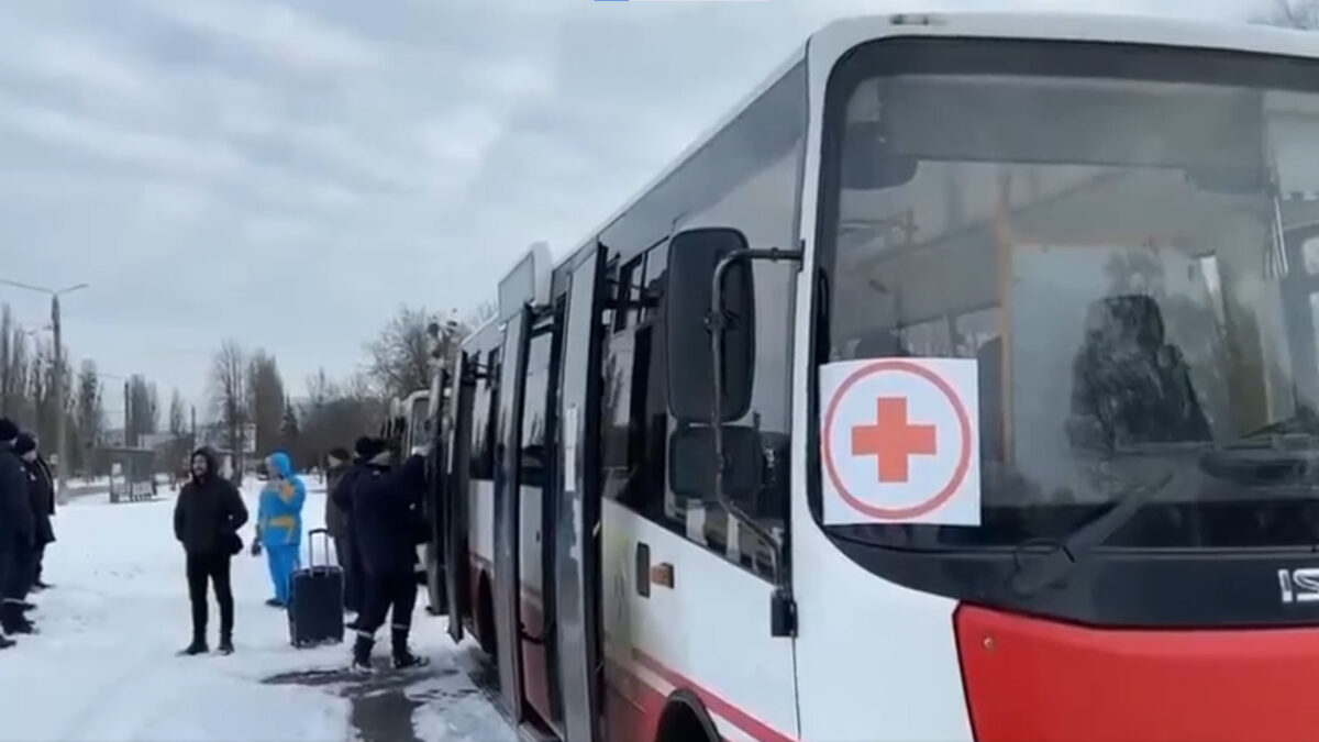Λεωφορεία που μεταφέρουν πρόσφυγες από την πόλη Σούμι της Ουκρανίας / Μάρτιος 2022