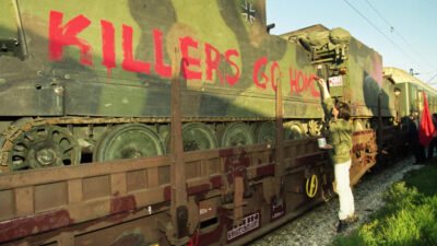 Μέλη του ΚΚΕ και της ΚΝΕ, σταματούν τρένο που μετέφερε στρατιωτικά οχήματα του ΝΑΤΟ στο Κόσσοβο