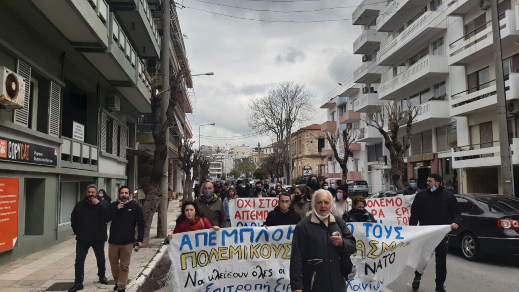 Παράσταση διαμαρτυρίας στα δικαστήρια των Χανίων απαιτώντας να δικαστούν και να τιμωρηθούν οι ΝΑΤΟικοί που εισέβαλαν σε δωμάτιο ξενοδοχείου και τρομοκράτησαν ένα 14χρονο κορίτσι, πραγματοποίησαν η Επιτροπή Ειρήνης Χανίων, μαζί με εργατικά σωματεία και φοιτητικ