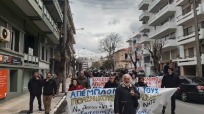 Παράσταση διαμαρτυρίας στα δικαστήρια των Χανίων απαιτώντας να δικαστούν και να τιμωρηθούν οι ΝΑΤΟικοί που εισέβαλαν σε δωμάτιο ξενοδοχείου και τρομοκράτησαν ένα 14χρονο κορίτσι, πραγματοποίησαν η Επιτροπή Ειρήνης Χανίων, μαζί με εργατικά σωματεία και φοιτητικ
