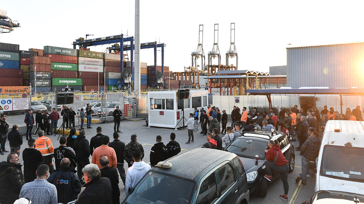 Εργαζόμενοι της COSCO στο λιμάνι του Πειραιά