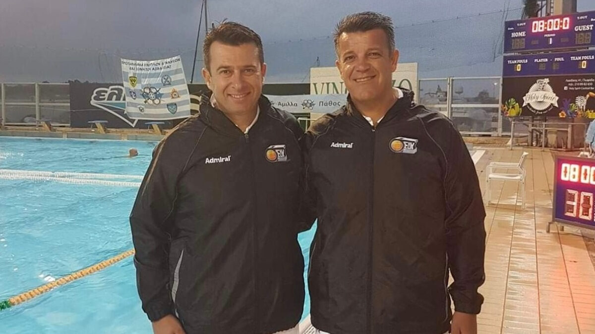 Οι διεθνείς διαιτητές υδατοσφαίρισης και λιμενικοί Μπουδραμής Νικόλαος και Κυράνης Κώστας