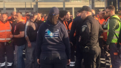 Εργαζόμενοι της Cosco έξω απ' το Υπουργείο Ναυτιλίας μετά το σοβαρό εργατικό ατύχημα, Πέμπτη 28 Απρίλη