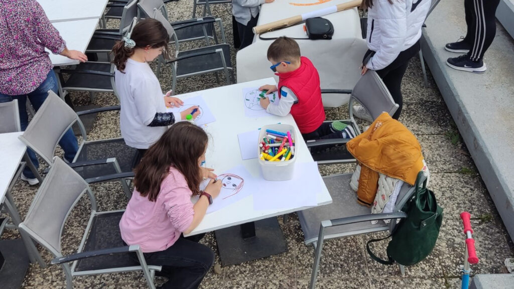 Δραστηριότητες καταδίκης του ιμπεριαλιστικού πολέμου στην Ουκρανία και της συμμετοχής της χώρας μας σ' αυτόν οργάνωσαν την Κυριακή στην Καρδίτσα η Επιτροπή Ειρήνης και ο Σύλλογος Γυναικών, στην πλατεία Πλαστήρα - 3/04/2022