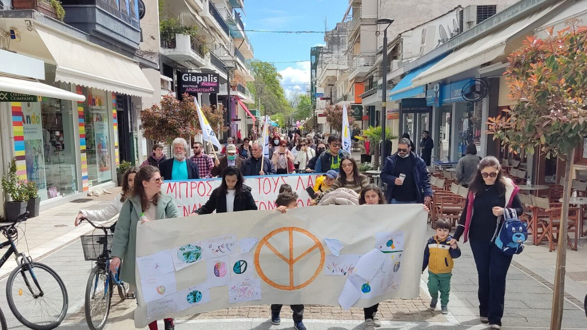 Δραστηριότητες καταδίκης του ιμπεριαλιστικού πολέμου στην Ουκρανία και της συμμετοχής της χώρας μας σ' αυτόν οργάνωσαν την Κυριακή στην Καρδίτσα η Επιτροπή Ειρήνης και ο Σύλλογος Γυναικών, στην πλατεία Πλαστήρα