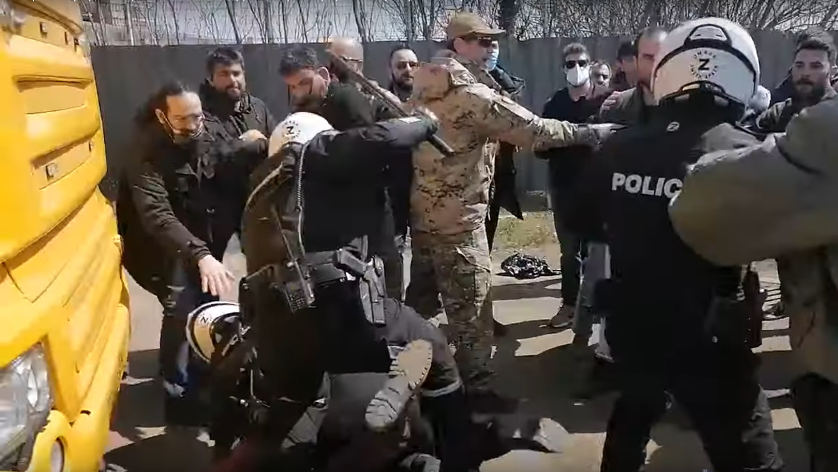 Στιγμιότυπο από βίντεο με την άγρια καταστολή από τα ΜΑΤ στο λιμάνι της Θεσσαλονίκη εναντίων απεργών - 06/04/2022