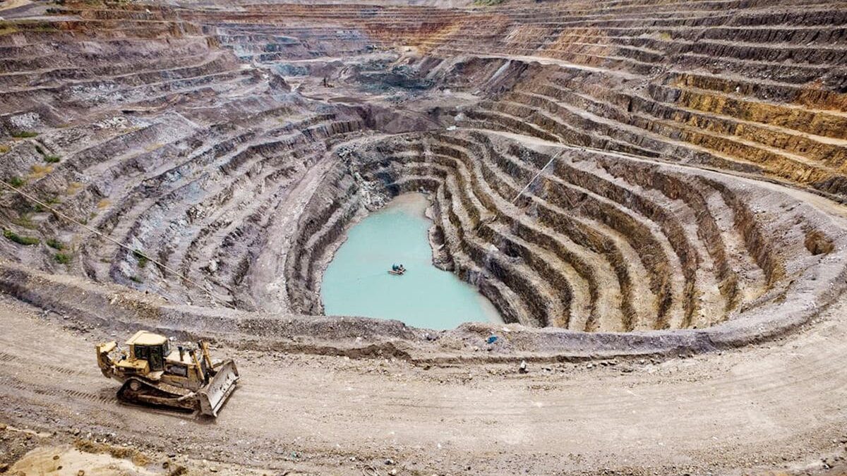 Ανοιχτό πεδίο ορυχείου λιθίου στην περιοχή Μπακαντεχουάτσι στο Βόρειο Μεξικό που εκμεταλλεύεται η Βρετανική πολυεθνική εταιρία Bacanora Lithium και θα πωλούσε στην κινεζική Ganfeng Lithium