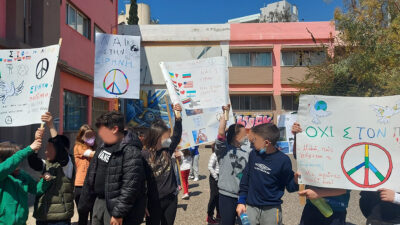 Μαθητές σε σχολείο με πικέτες ενάντια στον πόλεμο