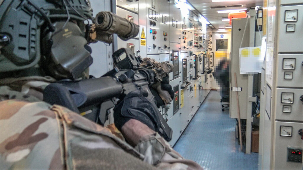 "SEA GUARDIAN" του ΝΑΤΟ στο Μυρτώο Πέλαγος άσκηση εκτέλεσης μη συναινετικής νηοψίας στο Πλοίο Γενικής Υποστήριξης ΑΤΛΑΣ Ι. Συμμετοχή του ΤΠΚ ΡΟΥΣΣΕΝ, στο οποίο επέβαινε Ομάδα ΔΥΚ, ενός Σκάφους Ανορθοδόξου Πολέμου / Ταχείας Μεταφοράς (ΣΑΠ/ΤΜ) της ΔΥΚ και ενός Ελικοπτέρου της Διοίκησης Αεροπορίας Ναυτικού.