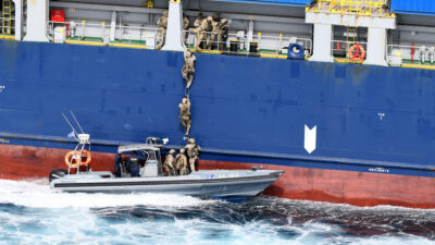 Δυνάμεις του Λιμενικού Σώματος σε άσκηση «μη συναινετικής νηοψίας» σε φορτηγό πλοίο στο πλαίσιο της ΝΑΤΟϊκής άσκησης Ωρίων 22 - Απρίλης 2022