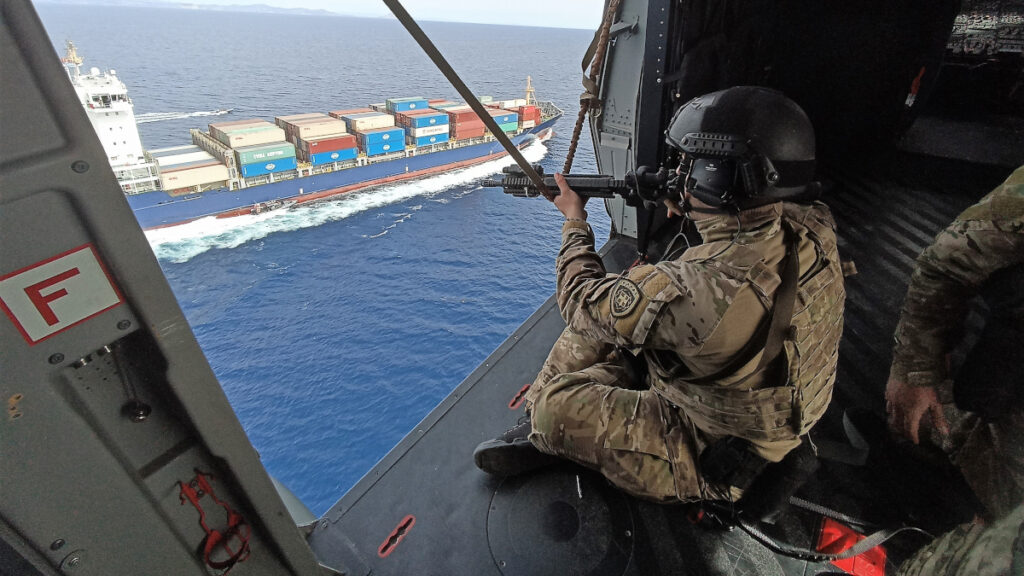 Δυνάμεις του Λιμενικού Σώματος σε άσκηση «μη συναινετικής νηοψίας» σε φορτηγό πλοίο στο πλαίσιο της ΝΑΤΟϊκής άσκησης Ωρίων 22 - Απρίλης 2022
