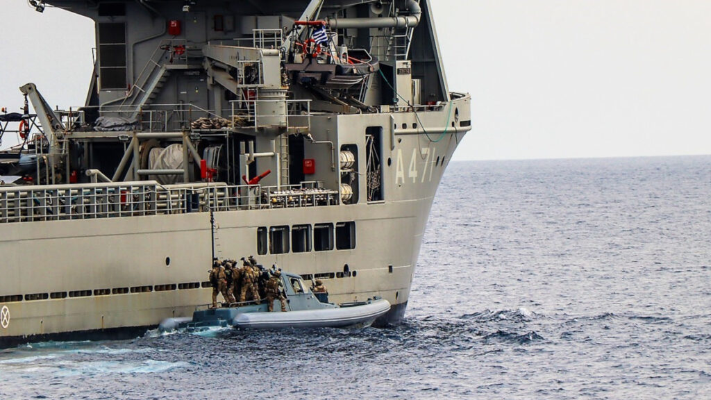 "SEA GUARDIAN" του ΝΑΤΟ στο Μυρτώο Πέλαγος άσκηση εκτέλεσης μη συναινετικής νηοψίας στο Πλοίο Γενικής Υποστήριξης ΑΤΛΑΣ Ι. Συμμετοχή του ΤΠΚ ΡΟΥΣΣΕΝ, στο οποίο επέβαινε Ομάδα ΔΥΚ, ενός Σκάφους Ανορθοδόξου Πολέμου / Ταχείας Μεταφοράς (ΣΑΠ/ΤΜ) της ΔΥΚ και ενός Ελικοπτέρου της Διοίκησης Αεροπορίας Ναυτικού.