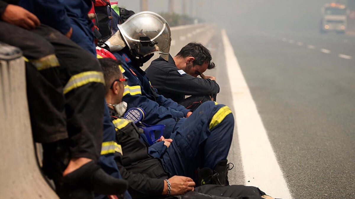 Αποκαμωμένοι πυροσβέστες στις ελάχιστες στιγμές ξεκούρασης κατά τη διάρκεια επιχείρησης - 2021