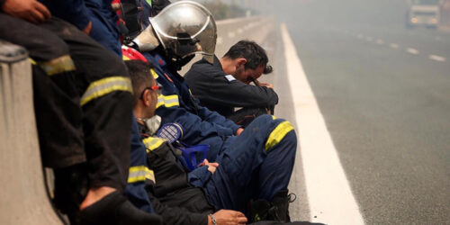 Αποκαμωμένοι πυροσβέστες στις ελάχιστες στιγμές ξεκούρασης κατά τη διάρκεια επιχείρησης - 2021