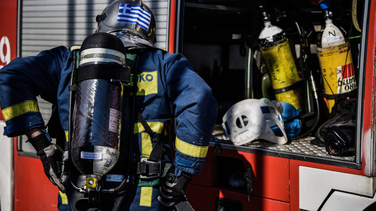 Πυροσβέστης με αναπνευστική συσκευή σε άσκηση στην Πρέβεζα
