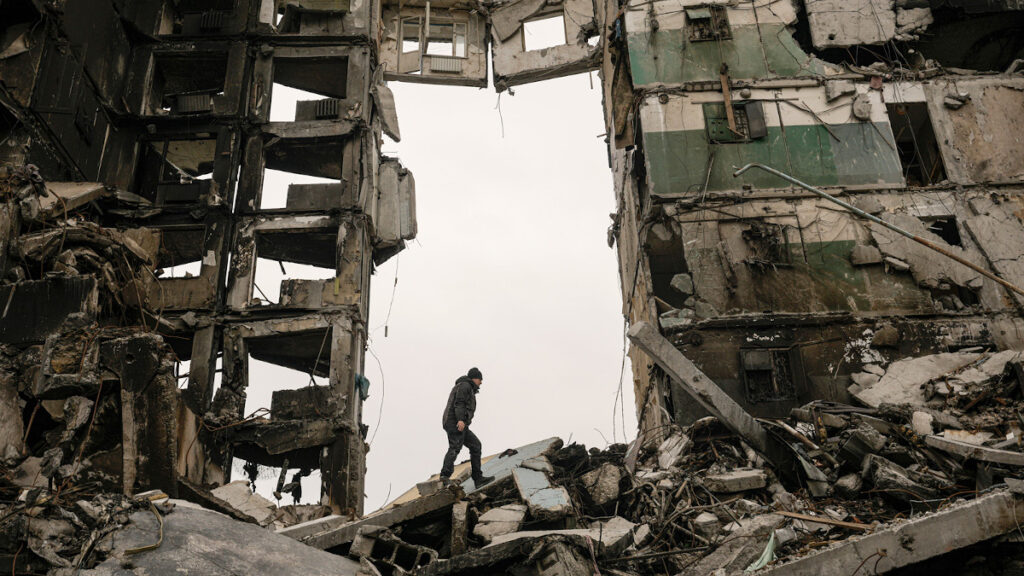 Βομβαρδισμένη πολυκατοικία στα περίχωρα του Κιέβου