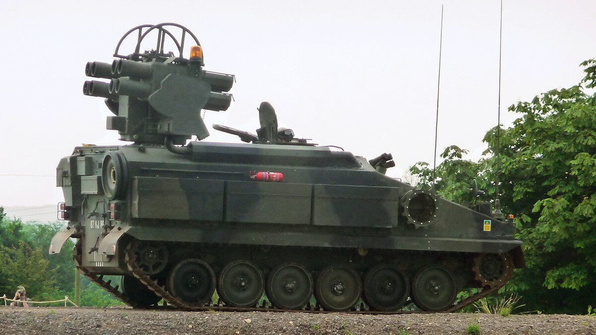 Το βρετανικό τεθωρακισμένο όχημα Stormer εξοπλισμένο με εκτοξευτές πυραύλων