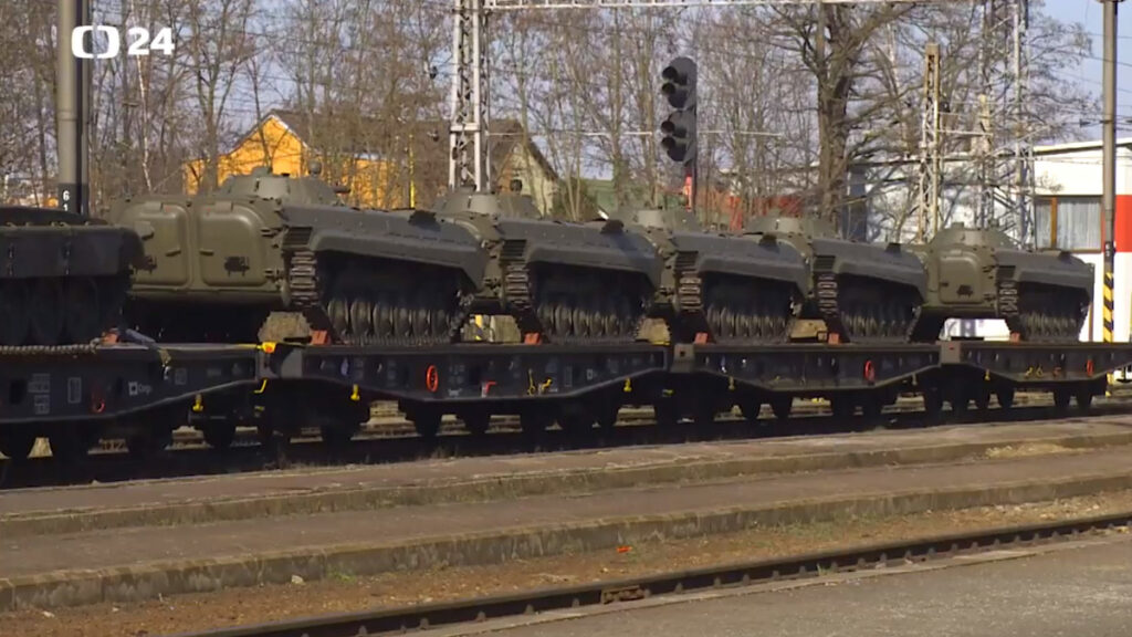 Οχήματα μάχης πεζικού BMP-1 της Τσεχίας στέλνονται στην Ουκρανική Κυβέρνηση - Απρίλιος 2022