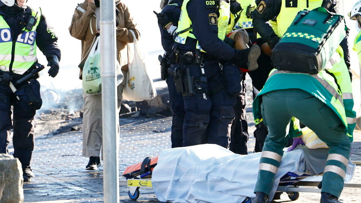 Τραυματιοφορείς παραλαμβάνουν τραυματισμένους διαδηλωτές από σφαίρες αστυνομικών στην πόλη Norrkoping στη Σουηδία - 17/04/2022