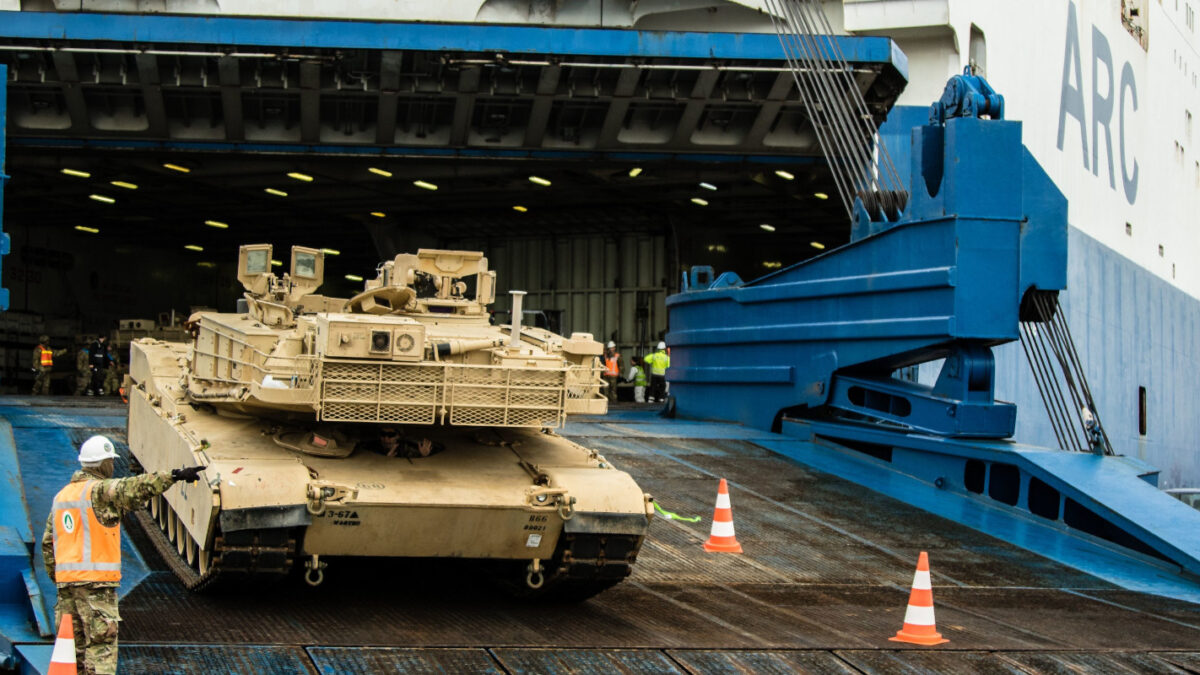 ΝΑΤΟϊκά άρματα μάχης ξεφορτώνονται σπ' το θηριώδες οχηματαγωγό Endurance σε λιμάνι της Γερμανίας - ΗΠΑ