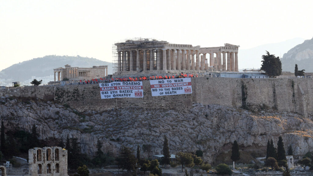 Πανό του ΚΚΕ στην Ακρόπολη ενάντια στον πόλεμο - 12/05/2022