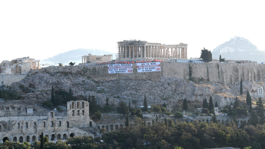 Πανό του ΚΚΕ στην Ακρόπολη ενάντια στον πόλεμο - 12/05/2022