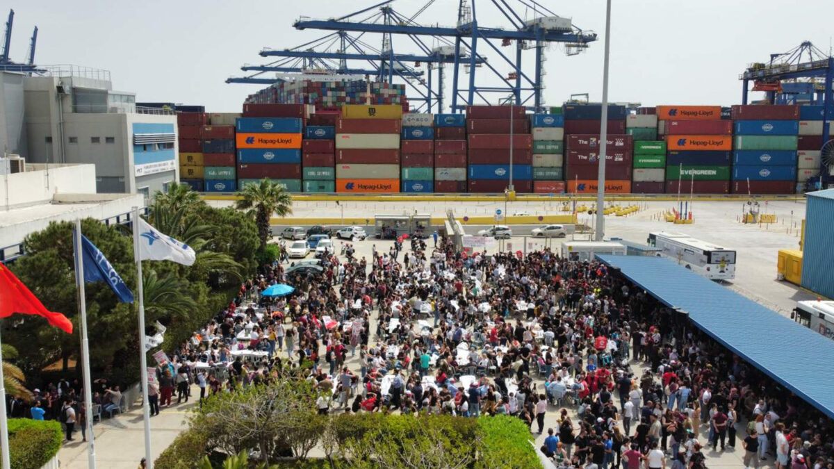 Πρωτομαγιά 2022: Στην Cosco συγκεντρώθηκαν χιλιάδες απεργοί απ' όλη την Αττική