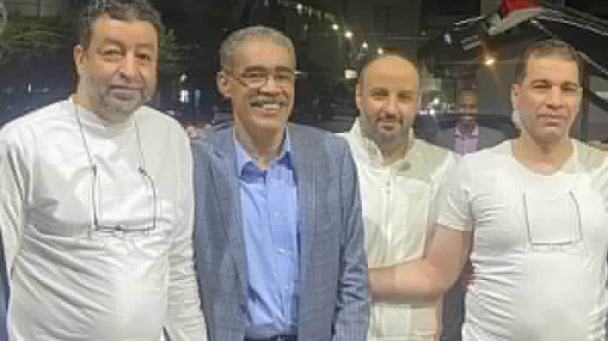 Οι τρεις αποφυλακισμένοι Αιγύπτιοι δημοσιογράφοι με τις στολές της φυλακής - 02/05/2022