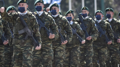 Δυνάμεις Καταδρομέων του Ελληνικού Στρατού σε παρέλαση