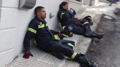 Κατάκοποι πυροσβέστες κατά την τριήμερη προσπάθεια κατάσβεσης πυρκαγιάς - 05/08/2022