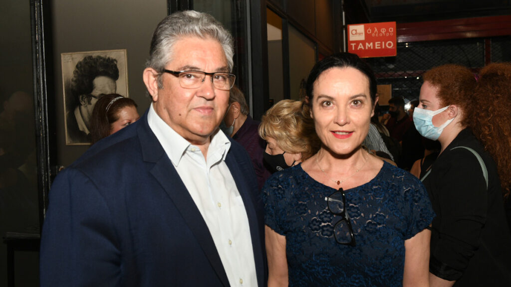 Ο ΓΓ της ΚΕ του ΚΚΕ στην πρεμιέρα του θεατρικού έργου «Εγώ δεν είμαι ο Μάνθος Μανδηλάκης» στο θέατρο «Άλφα» - 16/05/2022