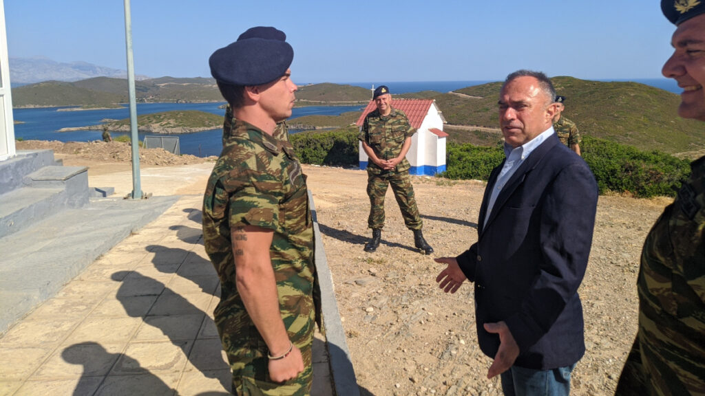 Αντιπροσωπεία του ΚΚΕ με επικεφαλής τον αντισυνταγματάρχη ε.α και βουλευτή του ΚΚΕ, Ν. Παπαναστάση επισκέφθηκε το φυλάκιο στη νήσο Παναγιά (Χίος)