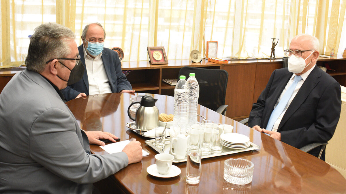 Ο ΓΓ της ΚΕ του ΚΚΕ Δημήτρης Κουτσούμπας συναντήθηκε στην έδρα της ΚΕ, με το νέο Πρέσβη της Κούβας στην Ελλάδα Αραμίς Φουέντε Ερντάντες, Μάιος 2022