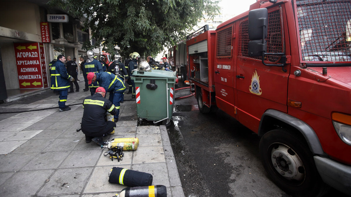 Πυροσβέστες ετοιμάζονται να εισέλθουν σε φλεγόμενο κτήριο στη Θεσσαλονίκη