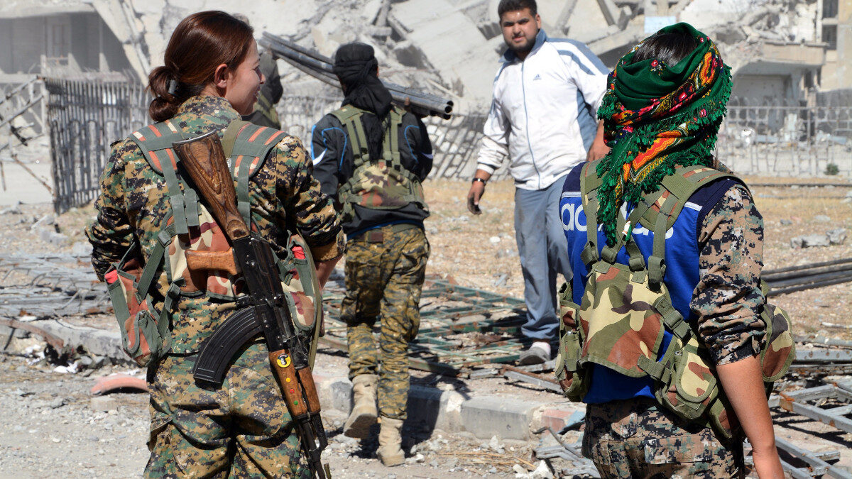 Μαχητές και μαχήτριες των YPG όταν δρούσαν από κοινού με τον SDF και την υποστήριξη των ΗΠΑ, στην απελευθέρωση της Al-Raqqa, τελευταίο προπύργιο του ISIS το 2017