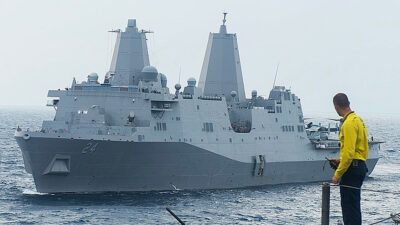 Το Πλοίο Αμφίβιας Μεταφοράς (ΠΓΥ) USS Arlington (LPD-24) των ΗΠΑ