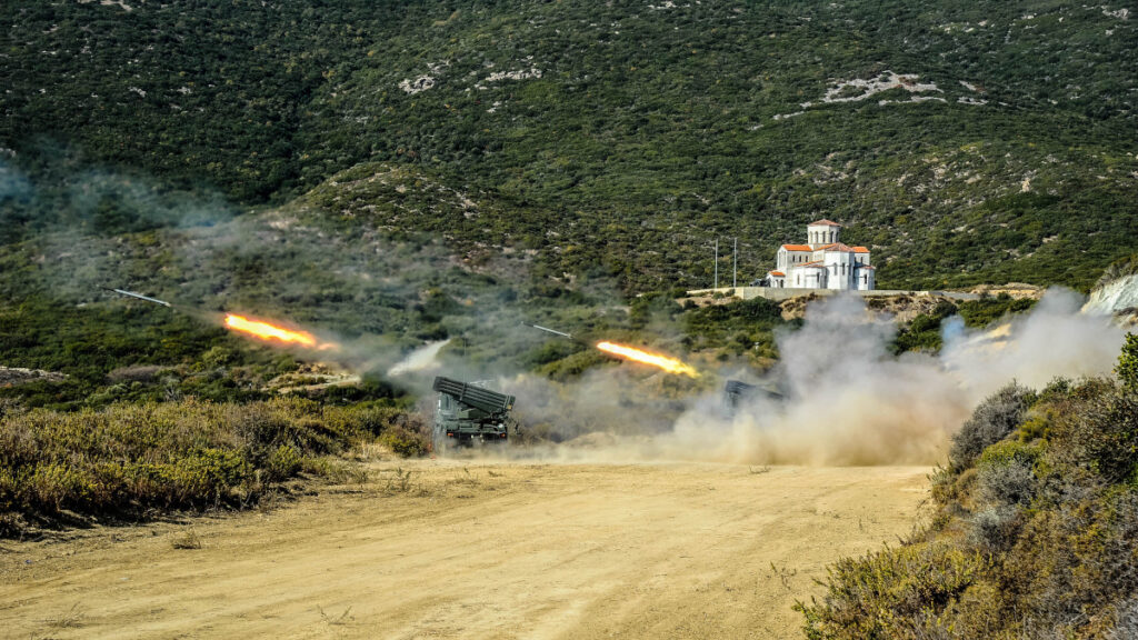Το Σύστημα Πολλαπλών Εκτοξευτών Πυραύλων RM-70 του ελληνικού Πυροβολικού σε εκτέλεση βολών - Στρατός - Ένοπλες Δυνάμεις
