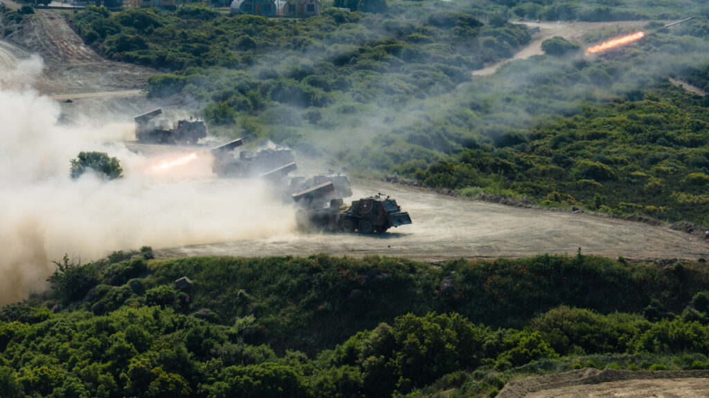 Το Σύστημα Πολλαπλών Εκτοξευτών Πυραύλων RM-70 του ελληνικού Πυροβολικού σε εκτέλεση βολών - Στρατός - Ένοπλες Δυνάμεις