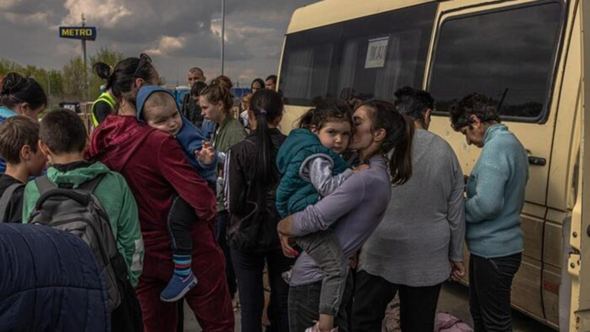 Ουκρανία Μάης 2022 - Γυναίκες και παιδιά που απομακρύνθηκαν με ασφάλεια από το εργοστάσιο χαλυβουργίας του Αζοφστάλ της Μαριούπολης προς Ζαπορίζια