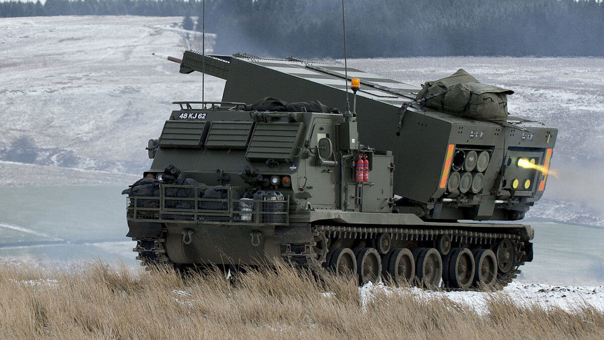 Αυτοκινούμενος εκτοξευτήρας πολλαπλών ρουκετών με βεληνεκές 80 χιλιομέτρων M270 MLRS