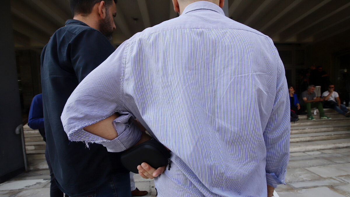 Τραμπούκικη επίθεση αστυνομικών εντός των δικαστηρίων Θεσσαλονίκης - Συγκέντρωση διαμαρτυρίας στα δικαστήρια της Θεσσαλονίκης εργατικά σωματεία, απαιτώντας να αθωωθούν οι 8 συνάδελφοί τους που διώκονται για την κινητοποίηση στις 6 Απρίλη ενάντια στη μετατροπή του λιμανιού σε ΝΑΤΟικό ορμητήριο - 15/06/2022