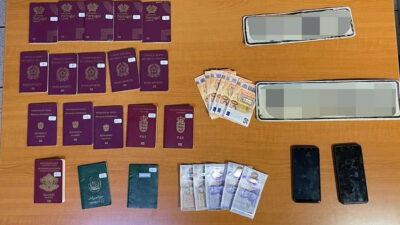 Κύκλωμα διακίνησης μεταναστών - Δύο συλλήψεις στην Αττική - Βρέθηκαν και κατασχέθηκαν 18 διαβατήρια διαφόρων εθνικοτήτων, η γνησιότητα των οποίων θα ελεγχθεί από τη Διεύθυνση Εγκληματολογικών Ερευνών, κινητό τηλέφωνο, 80 λίρες Ηνωμένου Βασιλείου και 365 ευρώ