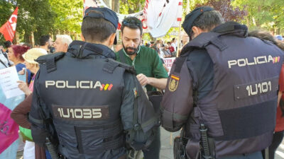 Η ισπανική αστυνομία ελέγχει τον ευρωβουλευτή του ΚΚΕ, Λευτέρη Νικολάου - Αλαβάνο